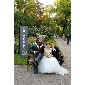 Sittande Tjur i Kostym – Unik Fotomagnet i Glasfiber