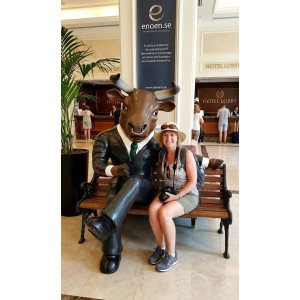 Sittande Tjur i Kostym – Unik Fotomagnet i Glasfiber