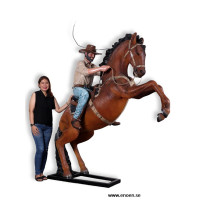 Cowboy på stegrande häst