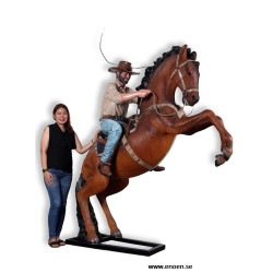 Cowboy på stegrande häst