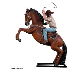 Cowboy på stegrande häst