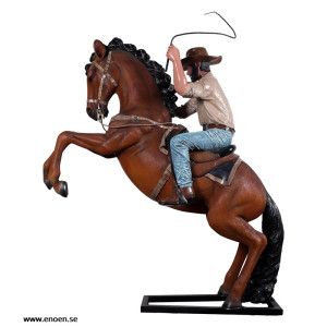 Cowboy på stegrande häst