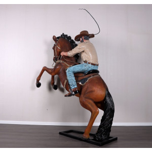 Cowboy på stegrande häst