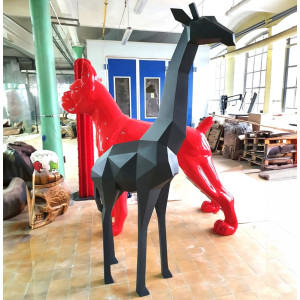 STOR GEOMETRISK GIRAFFS SKULPTUR I GLASFIBER 200 CM 