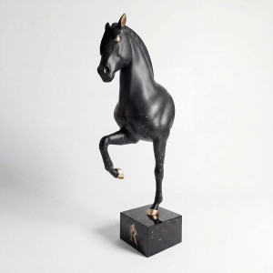 Exklusiv Svart Häst Skulptur – Byst på Piedestal (Modern Konst 248 cm) Exklusiv Svart Häst Skulptur – Byst på Piedestal (Modern Konst 248 cm)