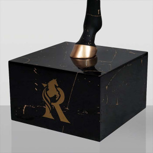 Exklusiv Svart Häst Skulptur – Byst på Piedestal (Modern Konst 248 cm) Exklusiv Svart Häst Skulptur – Byst på Piedestal (Modern Konst 248 cm)