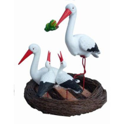 Storkfamilj i bo – dekorativ glasfiberskulptur