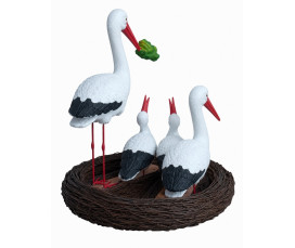 Storkfamilj i bo – dekorativ glasfiberskulptur
