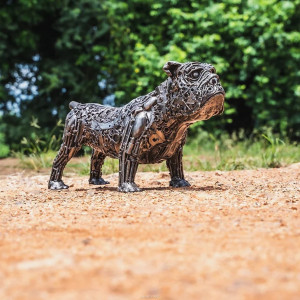 BULLDOG SKULPTUR I METALL 55 CM TILLVERKAD AV ÅTERVUNNEN SKROT AV BILAR MOPEDER CYKLAR 