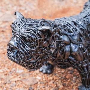 BULLDOG SKULPTUR I METALL 55 CM TILLVERKAD AV ÅTERVUNNEN SKROT AV BILAR MOPEDER CYKLAR 