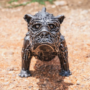 BULLDOG SKULPTUR I METALL 55 CM TILLVERKAD AV ÅTERVUNNEN SKROT AV BILAR MOPEDER CYKLAR 