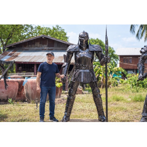 Skulptur Riddare i Återvunnen Metall 220 cm – Unik Skrotkonst & Blickfång Skulptur Riddare i Återvunnen Metall 220 cm – Unik Skrotkonst & Blickfång