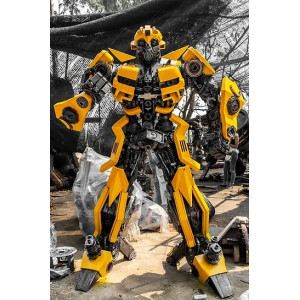 BUMBLEBEE TRANSFORMER SKULPTUR I ÅTERVUNNEN METALL OCH BILSKROT 