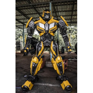 BUMBLEBEE TRANSFORMER SKULPTUR I ÅTERVUNNEN METALL OCH BILSKROT 