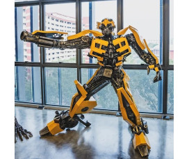 BUMBLEBEE TRANSFORMER SKULPTUR I ÅTERVUNNEN METALL OCH BILSKROT 