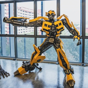 BUMBLEBEE TRANSFORMER SKULPTUR I ÅTERVUNNEN METALL OCH BILSKROT 