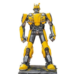 BUMBLEBEE TRANSFORMER SKULPTUR I ÅTERVUNNEN METALL OCH BILSKROT 