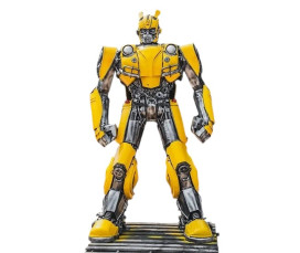 BUMBLEBEE TRANSFORMER SKULPTUR I ÅTERVUNNEN METALL OCH BILSKROT 