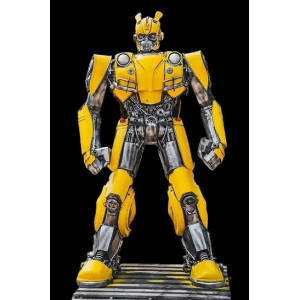 BUMBLEBEE TRANSFORMER SKULPTUR I ÅTERVUNNEN METALL OCH BILSKROT 