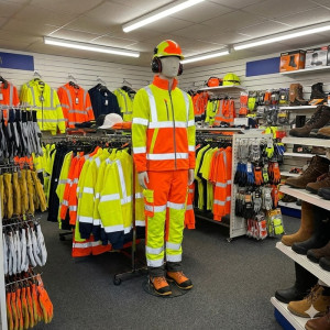 Herrskyltdocka Matt Beige – Okrossbar Med vadstöd Herrskyltdocka Matt Beige – Okrossbar Med vadstöd